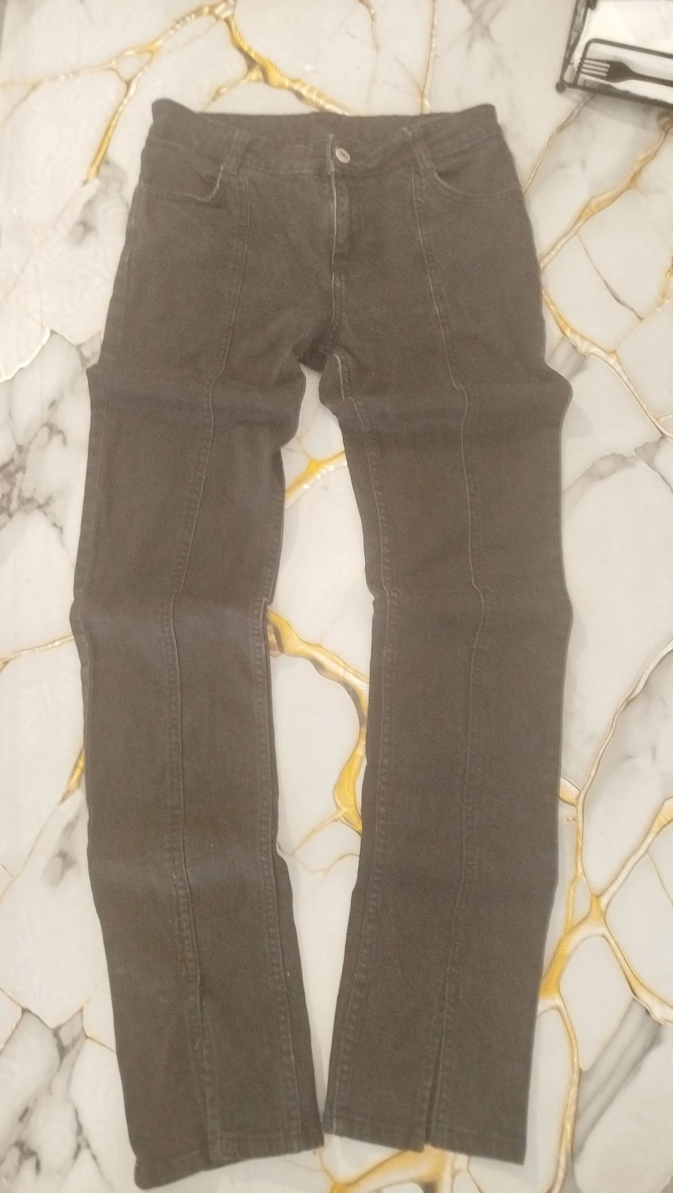 Pantalones Vaqueros Negros con Costura Central y Abertura en el Bajo (Split Hem)